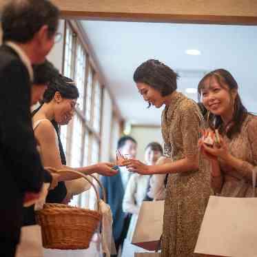 八勝館 感謝を込めて新郎新婦よりプレゼントのお渡し。大広間でのお見送りのお写真です。