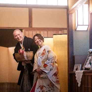 八勝館 御幸の間での披露宴の後のお見送りをされるお二人。プレゼントを抱えてにっこり。