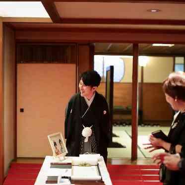 八勝館 旅館時代の名残が感じられるロビーでの受付。大きな荷物もお預けください。