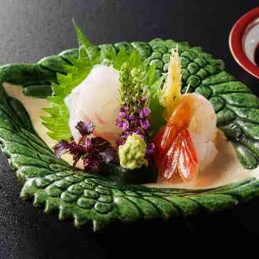 八勝館 お造り
向い鳩のお皿で