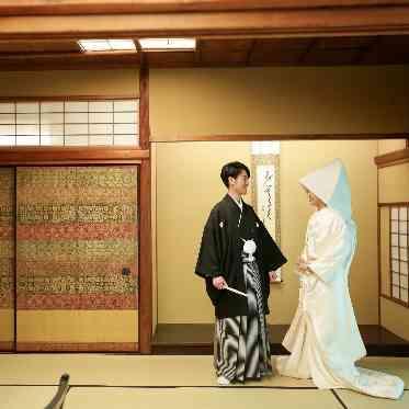 八勝館 白無垢の花嫁様の美しさ
紋付袴を一度は着たいと言われる新郎様もいらっしゃいます。
