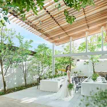 グレイスヒル・オーシャンテラス ナチュラルな空間で新婦様のドレス姿が引き立ちます