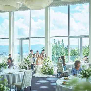 光が差し込む大きな窓