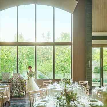 HILLSIDE VILLA Ciel et Vert(ヒルサイドヴィラ シエルヴェルト) 窓からは優しい緑の光が差し込む