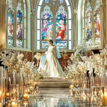 ネオス・ミラベル ステンドグラスにウェディングドレスが映えます。