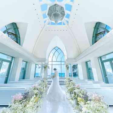 ハワイの光が降り注ぐ聖なる白いチャペル