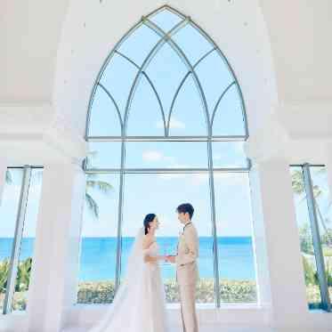 ハワイの光がふりそそぎ明るく開放的なチャペル