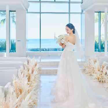 ハワイの光がふりそそぎ明るく開放的なチャペル