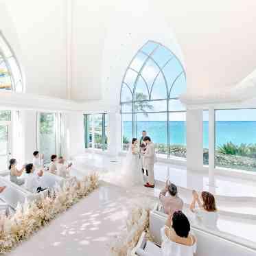 コオリナ・チャペル・プレイス・オブ・ジョイ / ワタベウェディング ゲストの祝福とコオリナの景色に包まれて