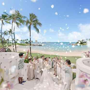 コオリナ・チャペル・プレイス・オブ・ジョイ / ワタベウェディング ビーチに続く階段で海をバックにフラワーシャワーができるのは唯一です