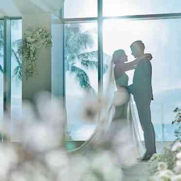 ハワイの光が降り注ぐ聖なる白いチャペル