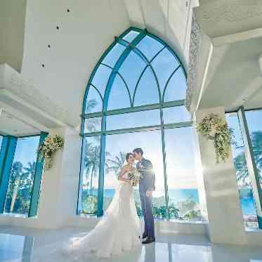 「ブリリアント・ホワイト」の煌めき溢れるガラスのチャペル