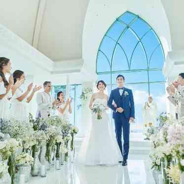 ゲストの祝福を受けながら退場します