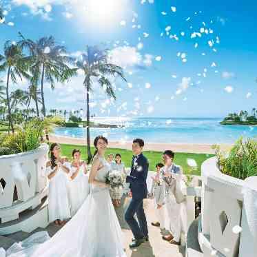 ビーチに続く階段で海をバックにフラワーシャワーが出来るのは唯一です。