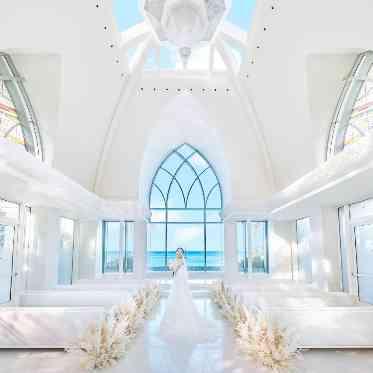 ハワイの光がふりそそぎ明るく開放的なチャペル