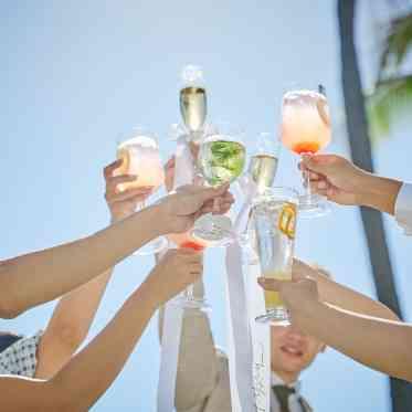 海をバックにゲストとドリンクで乾杯