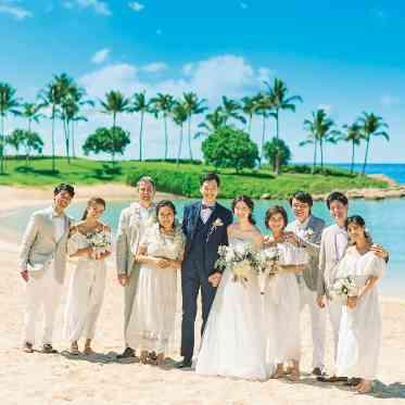 目の前がビーチなので、歩いてゲスト皆でビーチ撮影が出来る数少ないチャペル