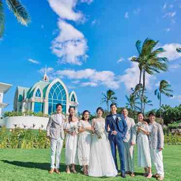 目の前にビーチを眺め、チャペルをバックに皆で写真撮影も可能