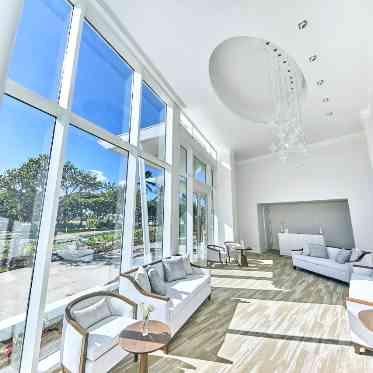 光がたくさん入る、ゲストのウェイティングルーム