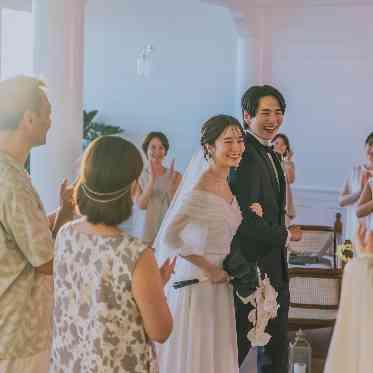 ゲストの拍手と光の祝福に包まれる