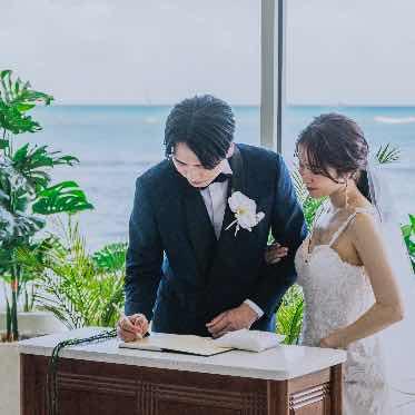カハワイ・チャペル 結婚証明書「LOG BOOK」にサイン