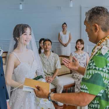 ハワイアンチャント(お祝いの言葉)を丁寧に語りかける