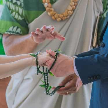 神聖な植物「ティーリーフ」のレイでバインディング