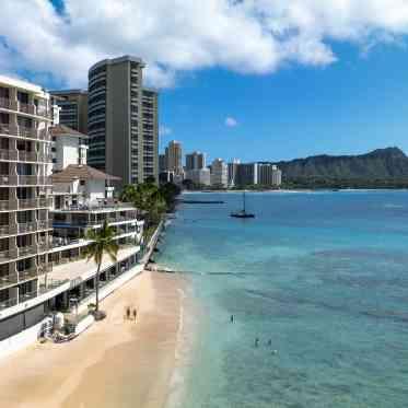 ワイキキビーチの中でもより一層特別なパワースポット“カヴェへヴェへ”を臨める!