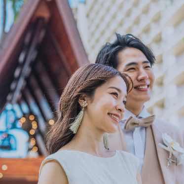 力強さと温もりを感じさせる三角屋根のエントランスをバックに