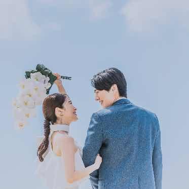 ハワイの青い空をバックに