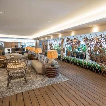 ホテルロビーの先にご結婚式専用控え室(LUANA ROOM)がございます。