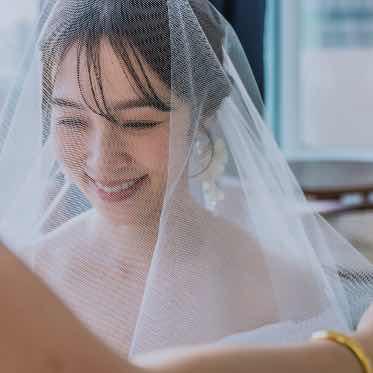 挙式前の身支度のお仕上げ「ベールダウン」は海をバックに