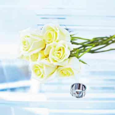 新郎様入場の際にゲストから送られる、クリスタルローズ