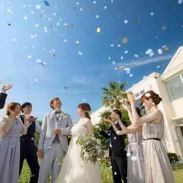 KASANE HIKARI フラワーシャワーでお祝い