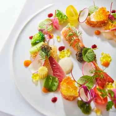 ラグナヴェール 金沢 目にも鮮やかな逸品の数々。華やかな彩りの一皿が芸術品のようでゲストの会話も弾む