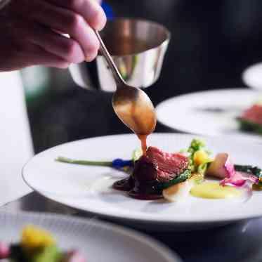 ラグナヴェール 金沢 ゲストにご提供するタイミングに合わせて仕上げる出来立てのお料理