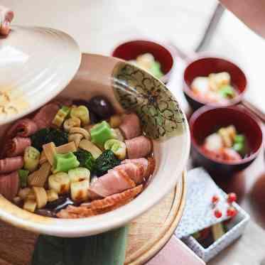 ラグナヴェール 金沢 石川の伝統的な郷土料理「治部煮」もご用意。両家の味を再現してみても素敵。