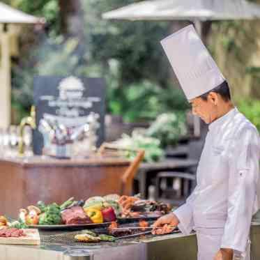 ONE&ONLY ル・グラン・ミラージュ ●THE ORIENTAL TERRACEグループ お料理のメインデッシュは、ガーデンにて料理長自ら焼き上げます!