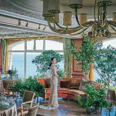 浜名湖オーベルジュ キャトルセゾン 青い湖とピンクのソファで写真映えする空間