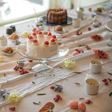 浜名湖オーベルジュ　キャトルセゾン テーブルいっぱいに飾られたデザートやケーキ