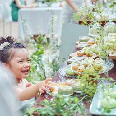 WeGreen RESORT(ウィグリーン リゾート) 広々としたウッドデッキでは、屋外でのデザートビュッフェなどもご堪能いただけます