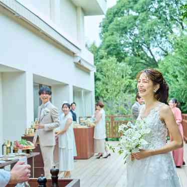 WeGreen RESORT（ウィグリーン リゾート） 広々としたウッドデッキでは、屋外でのデザートビュッフェなどもご堪能いただけます