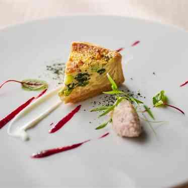 すべての皿に熊本を感じるおふたりの人柄をも表現する新しい婚礼料理