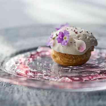 絵の具が混じり合ったような、優しい色みのスイーツはすべてが芸術品