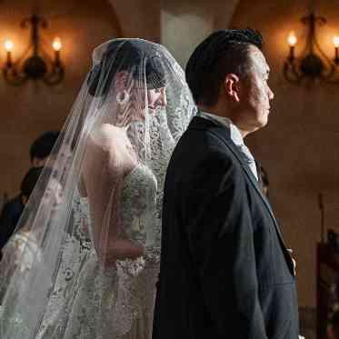 アネーリ大宮(旧:ヴィラ・デ・マリアージュさいたま) お父様と歩むバージンロード。これまでの感謝を胸に、祭壇へと進む