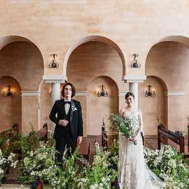 アネーリ大宮(旧:ヴィラ・デ・マリアージュさいたま) 美しいアーチが連なる回廊で撮る一枚。南仏の大聖堂ふたりを彩る