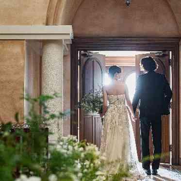 アネーリ大宮（旧：ヴィラ・デ・マリアージュさいたま） 未来への扉を開く、感動の退場シーン。自然光がふたりの輝く未来を照らし出す