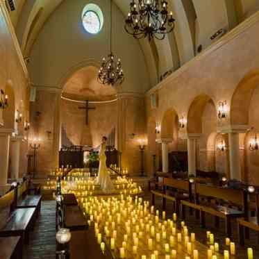 アネーリ大宮(旧:ヴィラ・デ・マリアージュさいたま) バージンロードから祭壇の階段に至るまで、無数のキャンドルの灯りが埋め尽くす