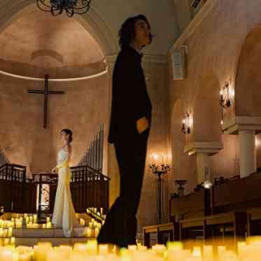 アネーリ大宮(旧:ヴィラ・デ・マリアージュさいたま) キャンドルの灯りが、高い天井のチャペルを荘厳に照らす。印象的なナイトウェディング