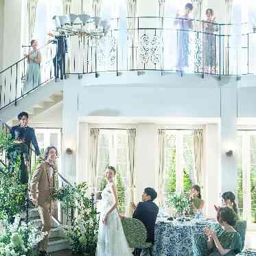 アネーリ大宮（旧：ヴィラ・デ・マリアージュさいたま） 吹き抜けと大階段が創る、圧倒的な開放感。明るい自然光が満ちるパーティ会場